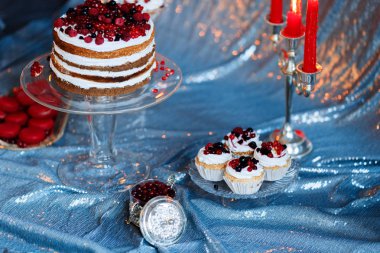 Lezzetli berry kek, kurabiye ve kek Gümüş arka plan üzerinde
