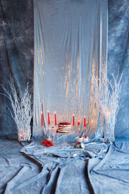 Lezzetli berry kek, kurabiye ve kek Gümüş arka plan üzerinde