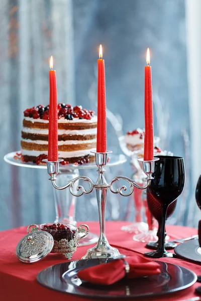 Pyszny bufet słodki tort z jagodami i okulary z szampanem na czerwony tabeli — Zdjęcie stockowe