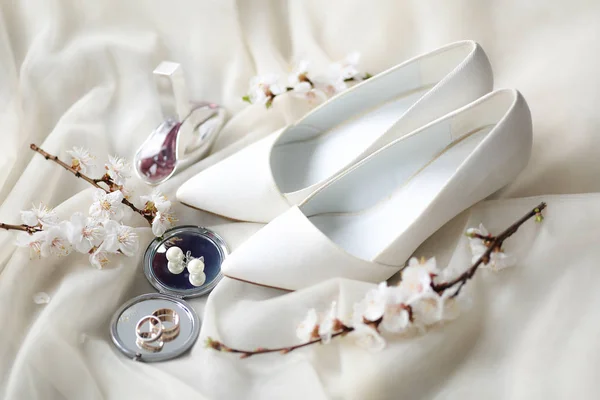 Anillos de boda y zapatos en la mañana de la boda de la novia — Foto de Stock