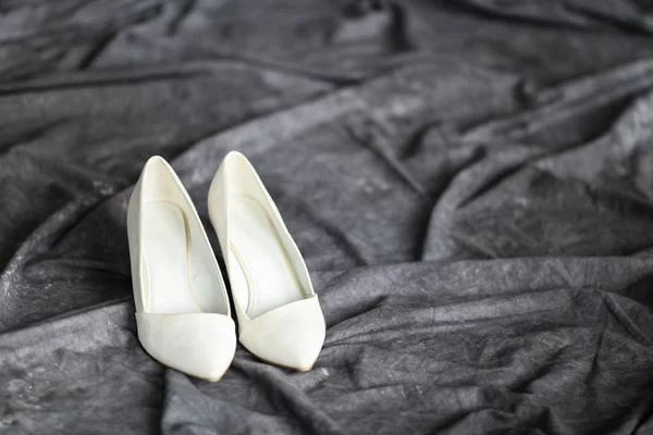 Zapatos de boda blanco lacónico — Foto de Stock