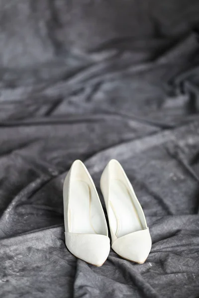 Zapatos de boda blanco lacónico — Foto de Stock