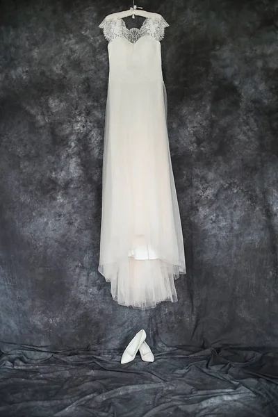 Vestido de noiva branco da noiva — Fotografia de Stock