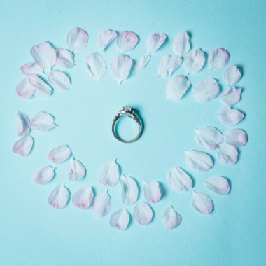 İhale pembe gül yaprakları ortasına Pırlantalı beyaz altın yüzük