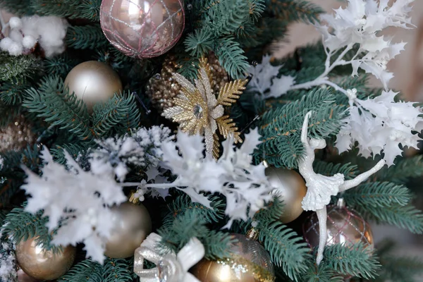 Mooie kerstballen opgehangen aan de kerstboom tak — Stockfoto