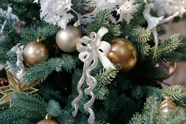 Hermosas bolas de Navidad colgadas en la rama del árbol de Navidad Imagen De Stock