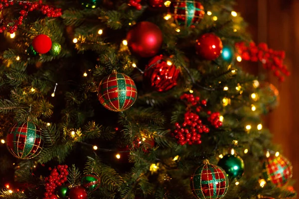 Schöne rote Weihnachtskugeln, die am Ast des Weihnachtsbaums hängen — Stockfoto
