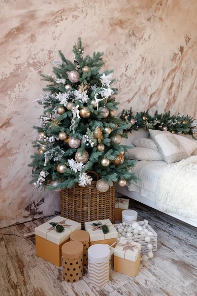 Gyönyörű karácsonyi golyók lógott a karácsonyfa ág — Stock Fotó