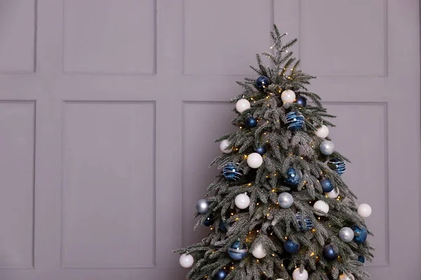 Mooie kerstballen opgehangen aan de kerstboom tak — Stockfoto