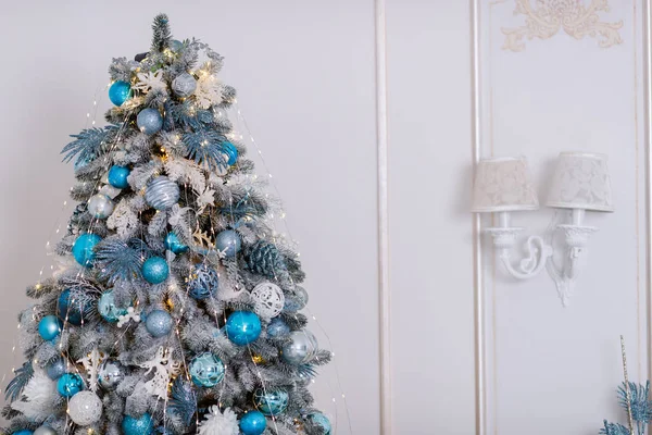 Χριστουγεννιάτικο δέντρο διακοσμημένο με όμορφα παιχνίδια σε φόντο στούντιο. Θέση για κείμενο. — Φωτογραφία Αρχείου