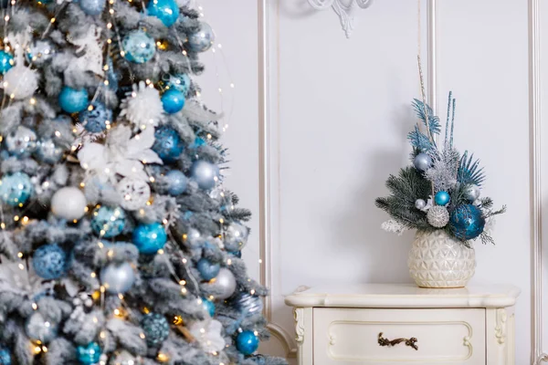 Weihnachtsbaum mit wunderschönem Spielzeug auf Atelierhintergrund. Platz für Text. — Stockfoto