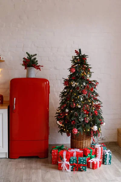 圣诞用红色装饰的厨房 — 图库照片