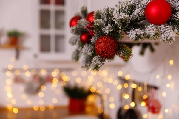 Keuken ingericht voor Kerstmis in rode kleur — Stockfoto
