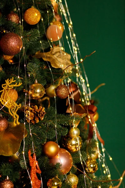 Kerstboom versierd met prachtig speelgoed op een studio achtergrond — Stockfoto