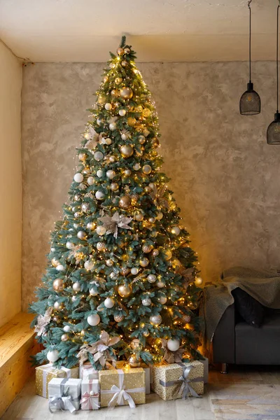 Gyönyörű karácsonyfa díszített játékok és ajándékdobozok — Stock Fotó