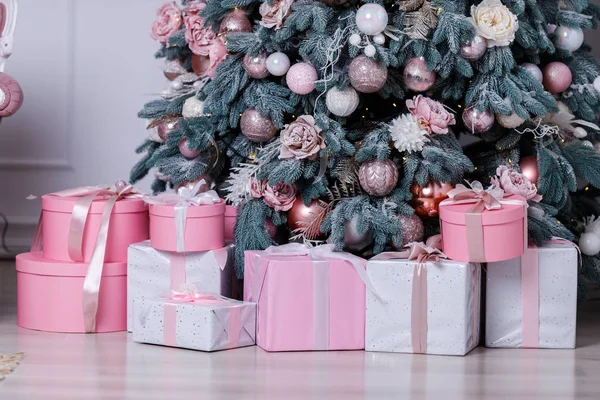 Hermoso árbol de Navidad decorado con juguetes y cajas de regalo —  Fotos de Stock