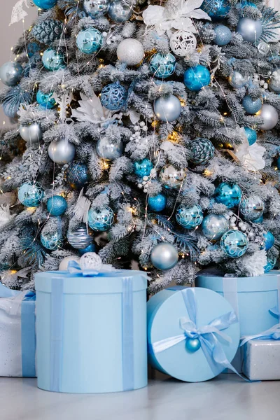 Hermoso árbol de Navidad decorado con juguetes y cajas de regalo —  Fotos de Stock