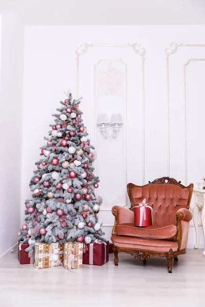 Hermoso árbol de Navidad decorado con juguetes y cajas de regalo —  Fotos de Stock