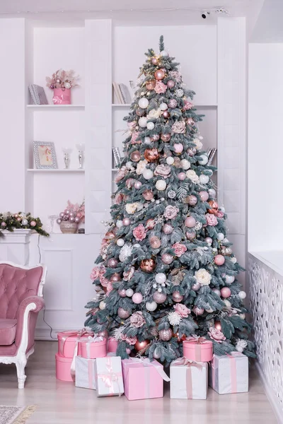 Vacker julgran dekorerad med leksaker och presentaskar — Stockfoto
