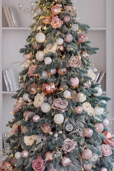 Los detalles navideños y los objetos del interior navideño —  Fotos de Stock