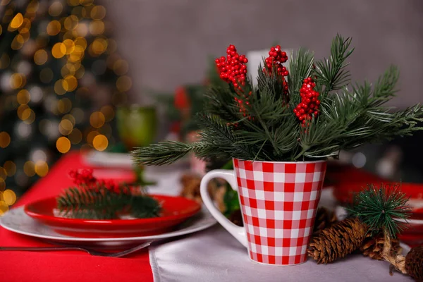 Glazen en decoraties op een kersttafel — Stockfoto