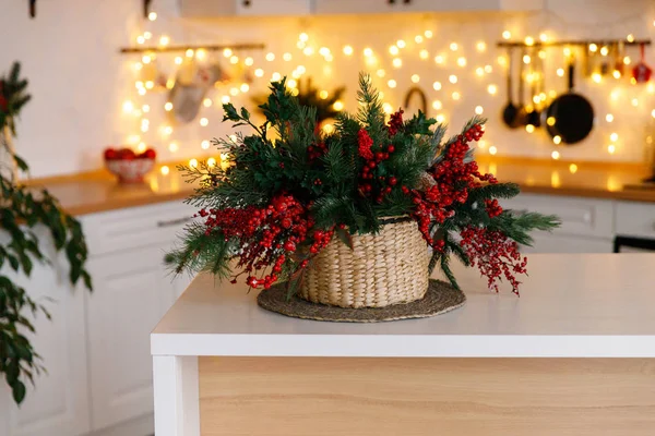Кухня прикрашена на Різдво червоного кольору — стокове фото