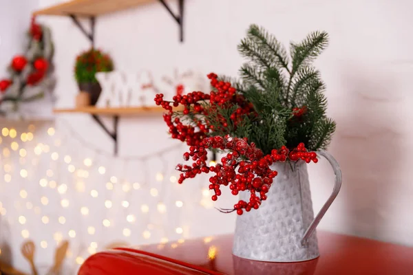 Keuken ingericht voor Kerstmis in rode kleur — Stockfoto