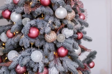 Oyuncak ve hediye kutularıyla süslenmiş güzel Noel ağacı