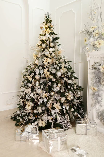 Bela árvore de Natal decorada com brinquedos e caixas de presente — Fotografia de Stock