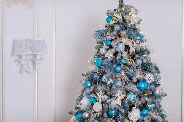 Hermoso árbol de Navidad decorado con juguetes y cajas de regalo —  Fotos de Stock