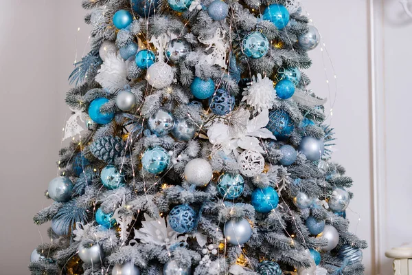 Bellissimo albero di Natale decorato con giocattoli e scatole regalo — Foto Stock
