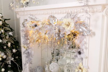 Beyaz şöminede güzel Noel süsleri