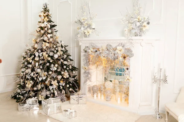 Belles décorations de Noël sur la cheminée blanche — Photo