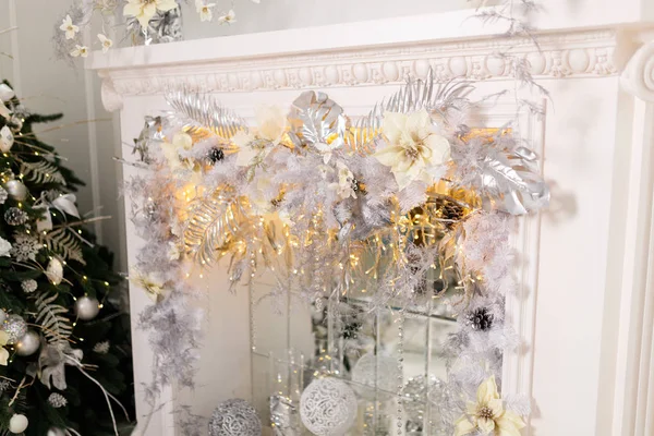 Piękne dekoracje świąteczne na białym kominku — Zdjęcie stockowe