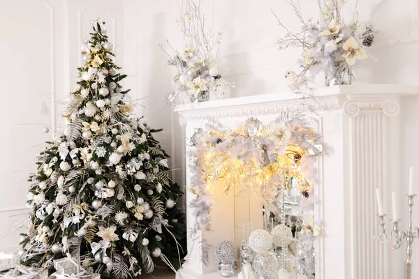Красиві різдвяні прикраси на Білому каміні — стокове фото