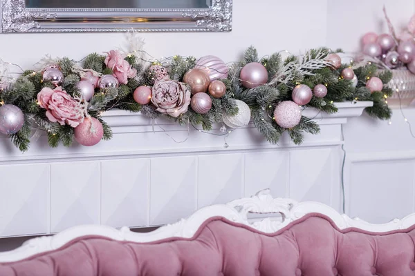 Decorações de Natal bonitas na lareira branca — Fotografia de Stock