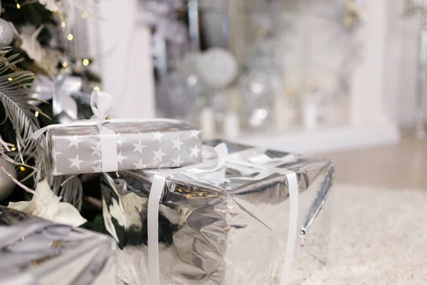 아름다운 크리스마스 트리에 장난감 과 선물 상자 로장식되어 있다 — 스톡 사진