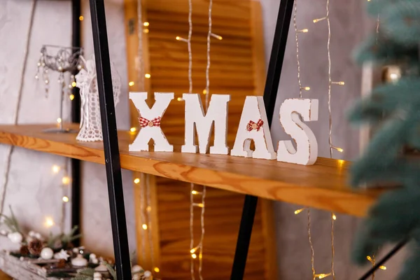 Kerstboom versierd met prachtig speelgoed op een studio achtergrond. — Stockfoto