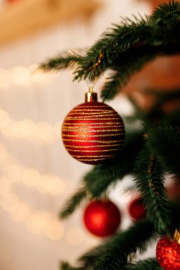 Güzel Kırmızı Noel Baloları Noel Ağacı dalında asılı