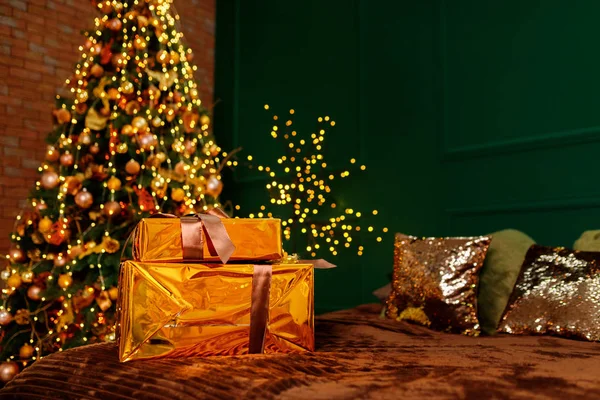 Cajas de oro de regalos bajo el árbol de Navidad — Foto de Stock