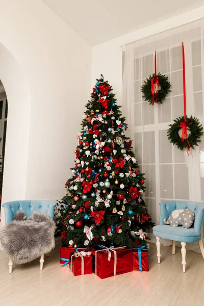 Oyuncak ve hediye kutularıyla süslenmiş güzel Noel ağacı — Stok fotoğraf