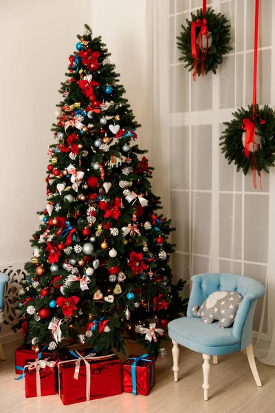 Όμορφο χριστουγεννιάτικο δέντρο διακοσμημένο με παιχνίδια και κουτιά δώρων — Φωτογραφία Αρχείου