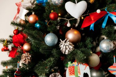 Güzel Kırmızı Noel Baloları Noel Ağacı dalında asılı