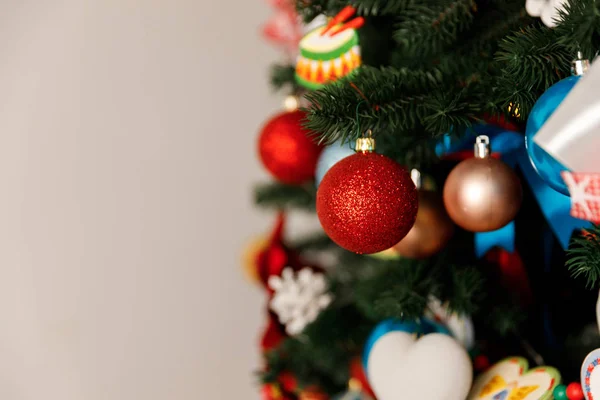 Krásné červené vánoční koule zavěšené na vánoční strom větev — Stock fotografie