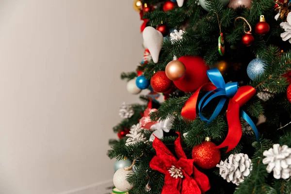 Mooie rode kerstballen opgehangen aan de kerstboom tak — Stockfoto