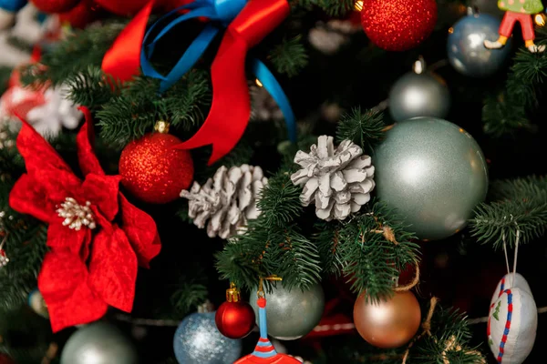 Beautiful Red Christmas Balls Hanged On The Christmas Tree Branch — Stock Photo, Image