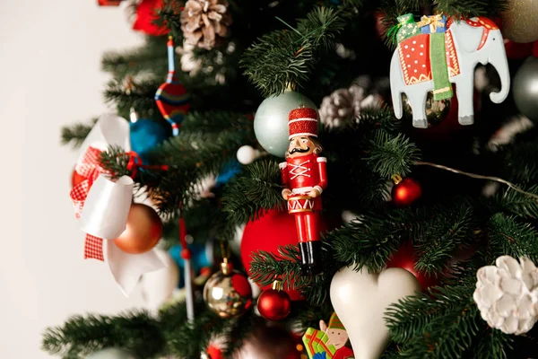 Όμορφες κόκκινες μπάλες Χριστούγεννα κρέμονται στο κλαδί χριστουγεννιάτικο δέντρο — Φωτογραφία Αρχείου