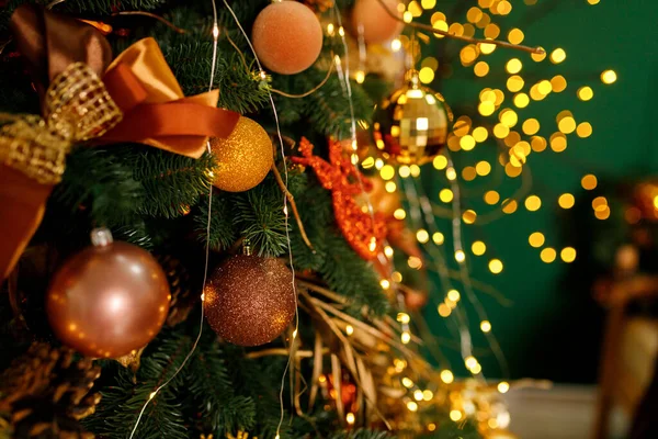 Kerstboom versierd met prachtig speelgoed op een studio achtergrond — Stockfoto