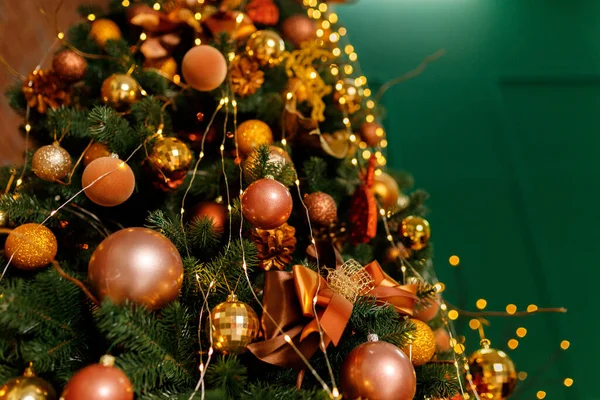 Weihnachtsbaum mit schönen Spielzeugen auf Atelierhintergrund dekoriert — Stockfoto