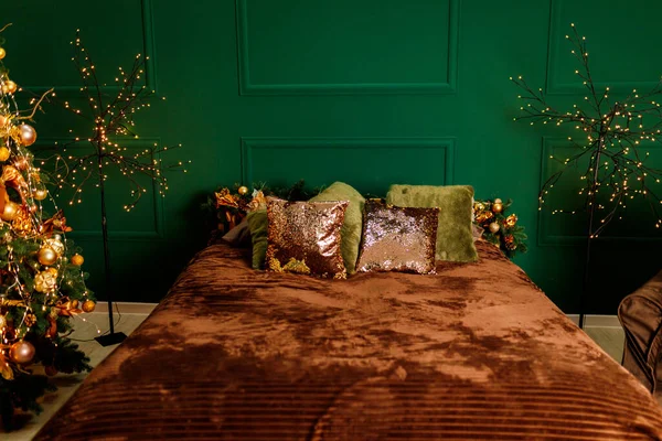 Cama com decoração de Natal na parede verde — Fotografia de Stock